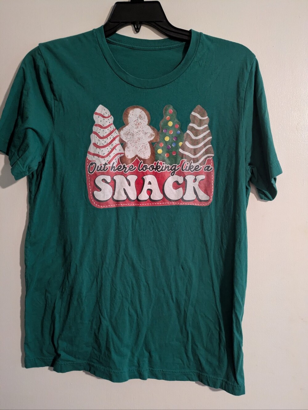 Out Here Looking Like a Snack Christmas T-Shirt Women’s XL Green